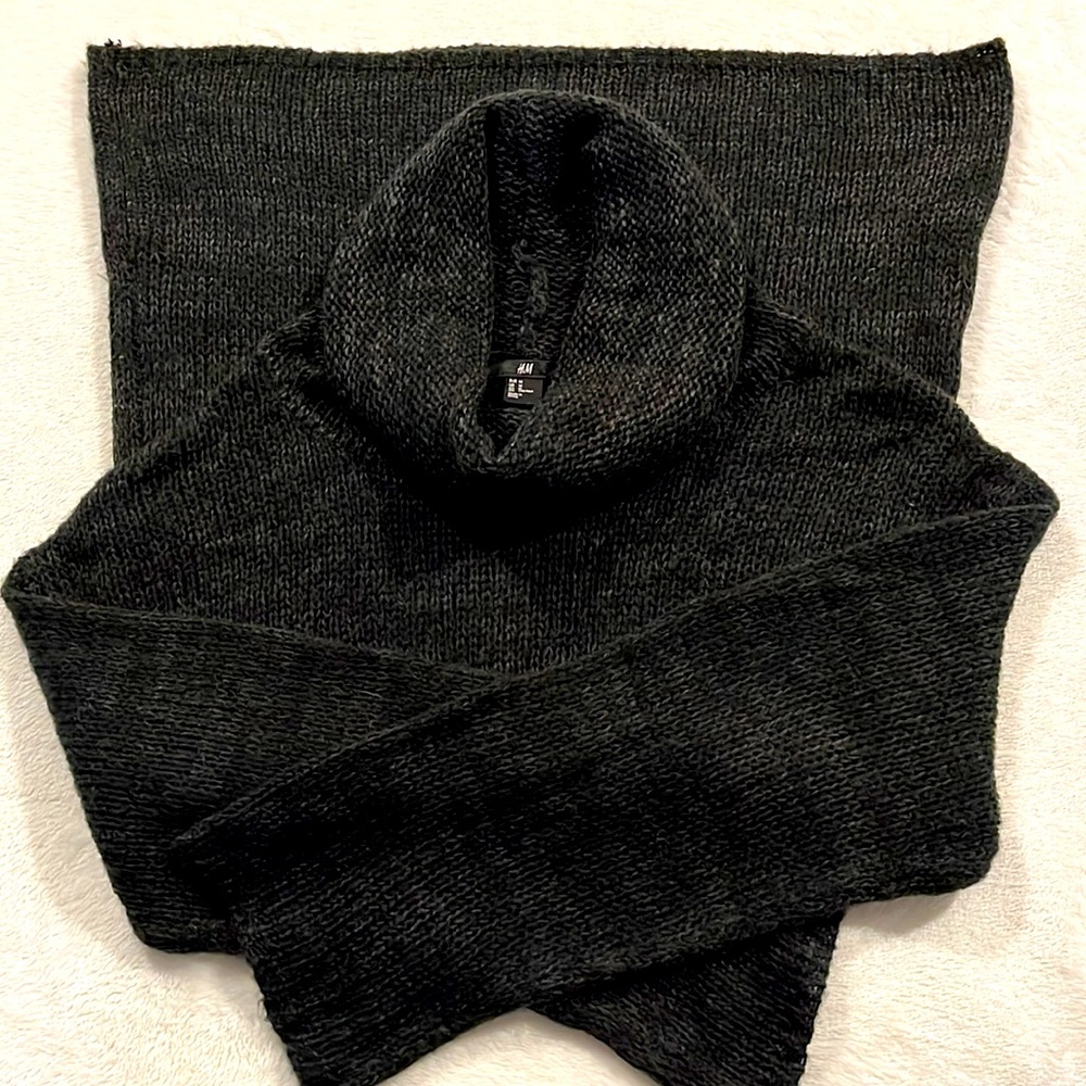H&M SOFT COZY SWEATER- Size M
